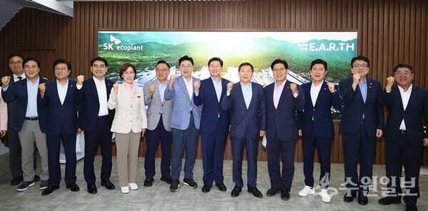 18일 용인시 처인구 원삼면 '용인반도체클러스터'에서 열린 국민의힘 에너지·AI반도체특별위원회 연석회의에 참석한 관계자들이 함께 하고 있다. (사진=용인시)