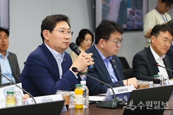 이상일 용인시장이 18일 국민의힘 에너지·AI반도체특별위원회 연석회의에서 의견을 말하고 있다. (사진=용인시)