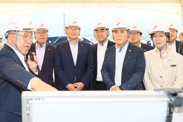 18일 이상일 용인시장과 국민의힘 에너지·AI반도체특별위원회 소속 위원들이 '용인반도체클러스터' 조성 현장을 확인하고 있다. (사진=용인시)