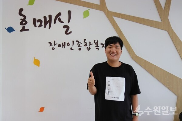 ‘2024 장애인 국제예술가대회’에서 3등상을 수상한 전영기 씨. (사진=수원시)