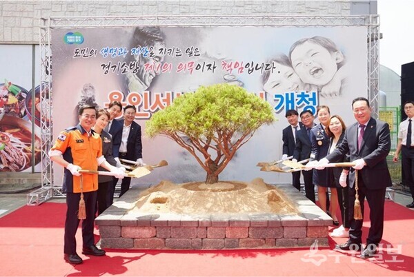 19일 용인서부소방서 개청식에서 김동연 경기도지사(왼쪽 첫째)가 국회의원, 도의원, 지역 주민 등과 함께 기념식수 세레모니를 하고 있다. (사진=경기도)