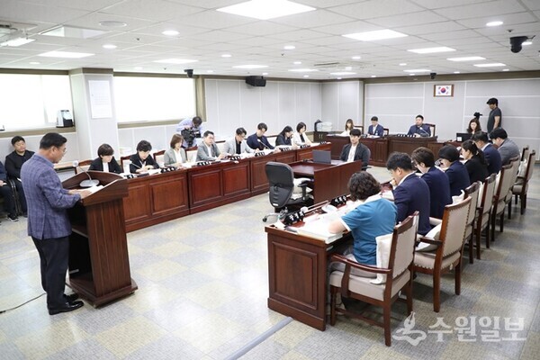 수원시의회 예결특위 의원들이 19일 예산심사를 하고 있다.(사진=수원시의회)