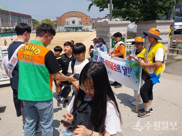 강화군 안전보안관과 어린이 안전히어로즈가 19일 갑룡초등학교 정문 앞에서 안전점검의 날 캠페인을 펼치고 있다. (사진=강화군) 