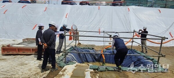 의왕시 관계자들이 정비사업 건설현장에서 우기 및 폭염 대비 안전 점검을 하고 있다. (사진=의왕시)