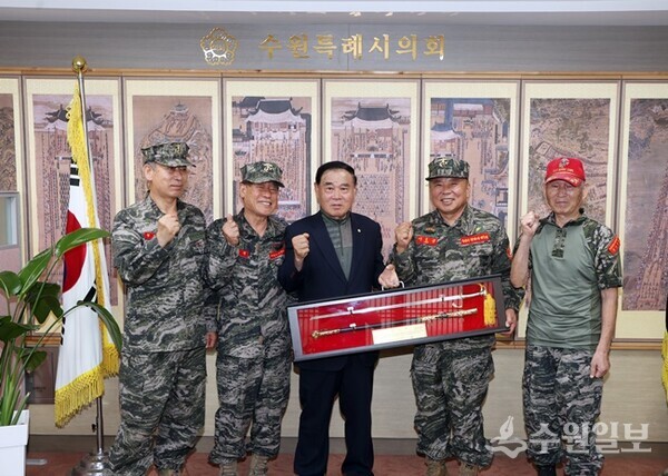 이재식 부의장(가운데)이 수원시해병전우회로 부터 감사패를 받고 기념 촬영하고 있다