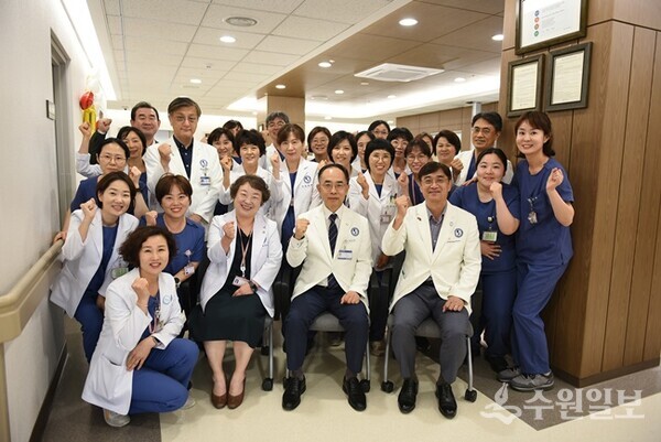 한상욱 아주대의료원장(앞줄 가운데)이 20일 리모델링을 마치고 개소식을 가진 13층 동병동에서 관계자들과 기념촬영을 하고 있다. (사진=아주대의료원)