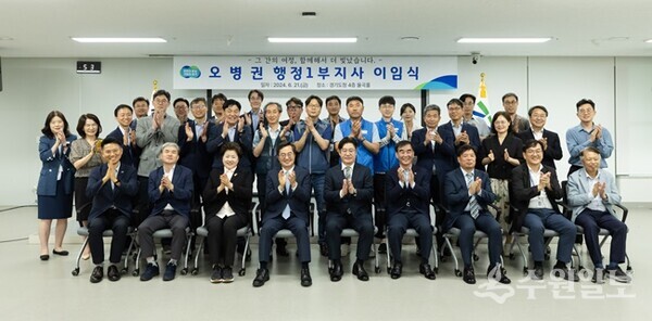 오병권 경기도 행정1부지사 이임식에서 김동연 경기도지사, 염종현 경기도의회 의장 등 관계자들이 함께 하고 있다. (사진=경기도)