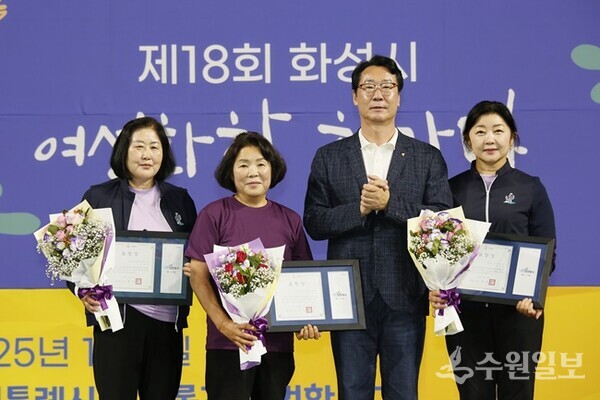 정명근 화성시장(오른쪽 두번째)이 수상자들과 함께 하고 있다. (사진=화성시)