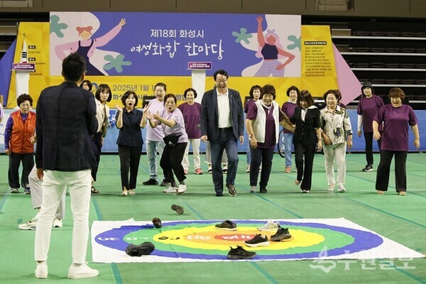 정명근 화성시장이 신발던지기 게임에 참여하고 있다. (사진=화성시)