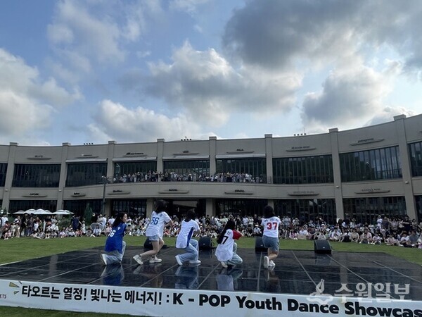 23일 롯데프리미엄아울렛 의왕점에서 의왕시청소년재단 청소년동아리가 버스킹 공연을 갖고 있다. (사진=의왕시청소년재단)