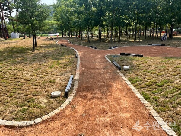 22일 개장한 오산시 고인돌공원 맨발 황톳길. (사진=오산시)