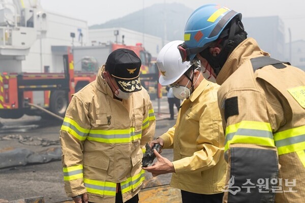 김동연 경기도지사(가운데)가 24일 화성시 서신면 전곡리 일차전지 제조업체 공장 화재현장을 찾아 조속한 진화와 인명구조에 최선을 다할 것을 지시하고 있다. (사진=경기도)