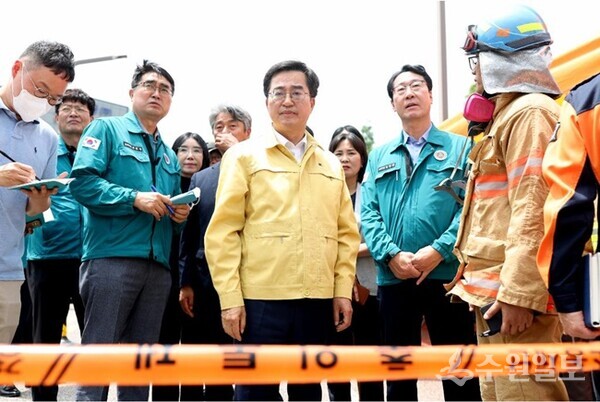 김동연 경기도지사가 화성시 서신면 전곡리 일차전지 제조업체 공장 화재현장을 찾아 화재현장을 둘러보며 조속한 진화와 인명구조에 최선을 다할 것을 지시하고 있다. (사진=경기도)