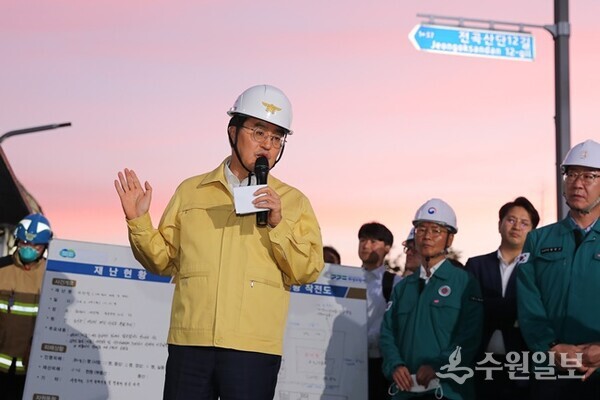 김동연 경기도지사가 24일 오후 화성시 일차전지 제조업체 공장 화재현장에서 언론 브리핑을 하고 있다. (사진=경기도)