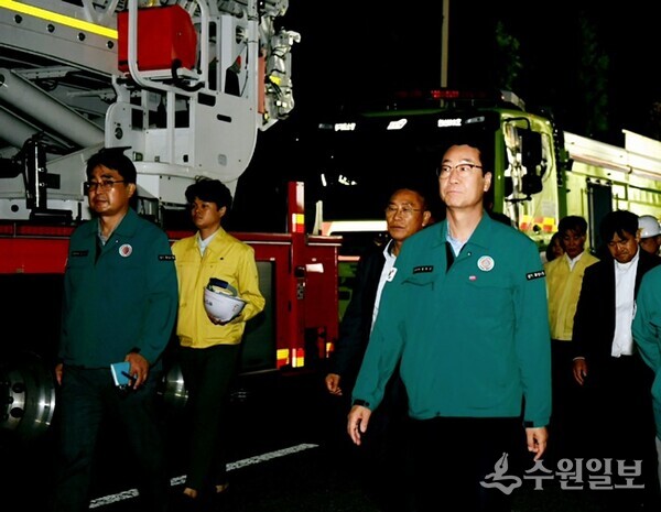 정명근 화성시장이 늦은 밤까지 관계자들과 함께 화재현장을 둘러보며 사고수습을 하고 있다. (사진=화성시)