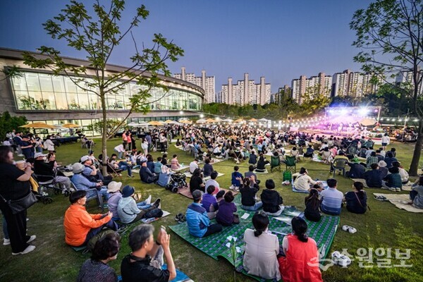 수원시민들이 지난 5월 28일 수원 일월수목원 잔디광장에서 개관 1주년 기념으로 개최된 ‘별 헤는 가든 음악회’를 즐기고 있다.(사진=수원시)