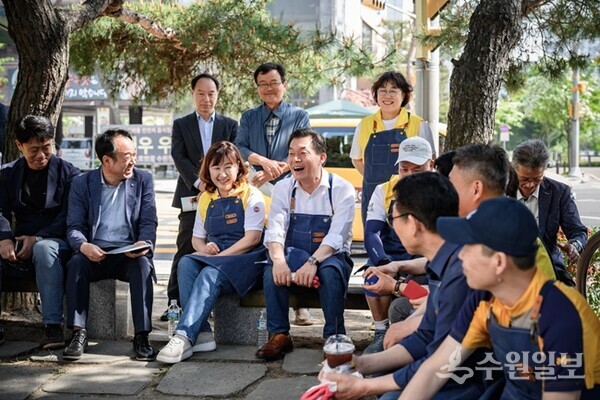 지난 5월 초 이재준 수원시장과 ㈔한국여성지도자연합 수원시지회 회원 등 관계자들이 권선구 호매실동에 손바닥정원을 조성한 뒤 이야기를 나누고 있다.(사진=수원시)