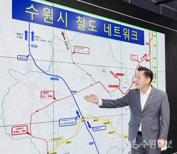 이재준 수원시장이 수원시의 격자형 광역철도망을 설명하고 있다.(사진=수원시)