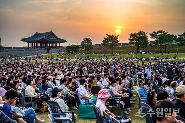지난 5월 말 수원화성 연무대 특설무대에서 2024 수원화성 헤리티지 콘서트가 열려 시민들이 공연을 즐기고 있다.(사진=수원시)