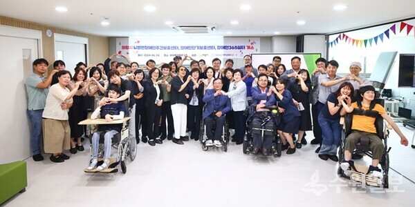 의왕시 장애인단기보호센터 및 장애인 365쉼터 개소식에서 김성제 시장(뒷줄 가운데) 등 참석자들이 함께하고 있다. (사진=의왕시)