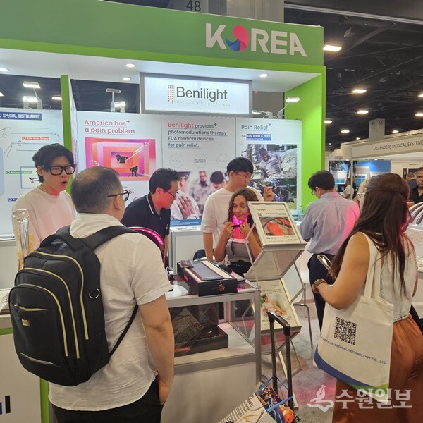 미국 플로리다 의료기기 전시회(FIME)'에서 바이어들이 한국관을 찾아 상담을 하고 있다. (사진=경과원)