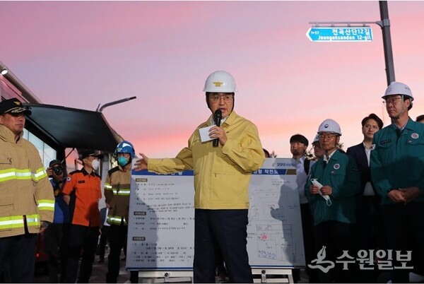 김동연 경기도지사가 24일 오후 화성시 일차전지 제조업체 공장 화재현장에서 언론 브리핑을 하고 있다. (사진=경기도)
