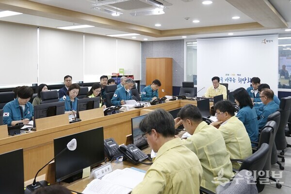 정명근 화성시장이 본격적인 사고 수습을 위한 재난안전대책회의를 주재하고 있다. (사진=화성시)