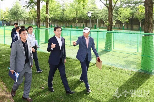 이상일 용인시장이 지난 24일 수지구 죽전2동 주민들과 소통간담회에서 수지아르피아 파크골프장 운영에 대한 건의가 나오자 현장을 직접 방문해 확인하고 있다. (사진=용인시)