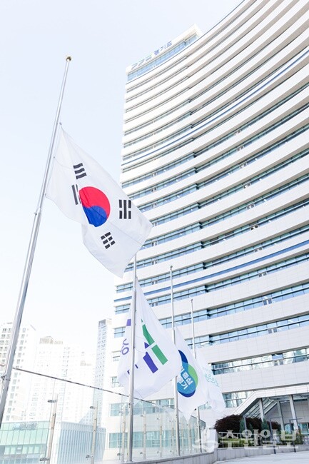 경기도가 청사 국기게양대에 화성공장 화재 희생자의 명복을 비는 뜻에서 조기를 게양하고 있다. (사진=경기도)