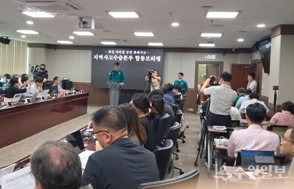 손임성 화성시 재난안전대책본부 차장(화성시 부시장)이 ‘화성 아리셀공장 화재사고’와 관련한 브리핑을 열고 있다. (사진=이수원 기자) 