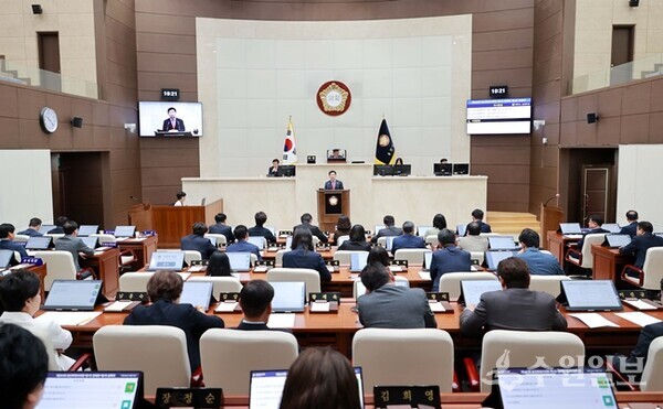 이상일 용인시장이 27일 제283회 용인시의회 3차 본회의에서 시정답변을 하고 있다. (사진=용인시)