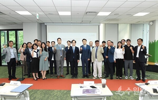 강성천 경과원장(가운데)이 28일 판교 스타트업캠퍼스를 방문한 중국 바이오 투자사 대표단, 관계자들과 기념촬영을 하고 있다. (사진=경과원)