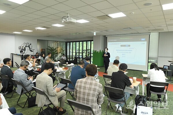 강성천 경과원장이 ‘K-Demo Day'에 참석한 중국 바이오 투자사 대표단과 관계자들에게 인사말을 하고 있다. (사진=경과원)