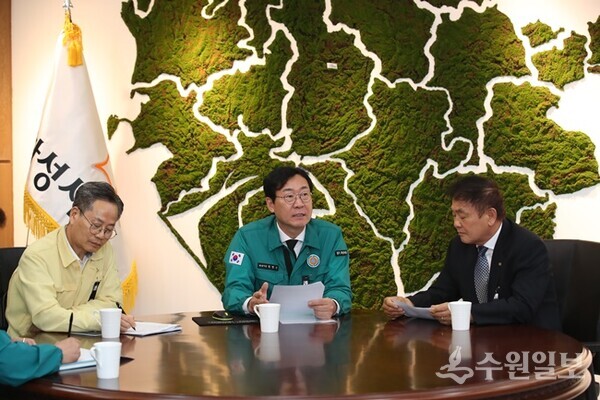 정명근 화성시장(가운데)이 김광재 화성산업진흥원장(왼쪽), 안상교 화성상공회의소 회장과 산업안전본부 설치를 논의하고 있다. (사진=화성시)