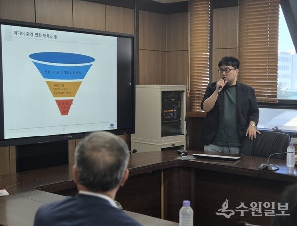 이성준 청주대 신문방송학과 교수가 ‘디지털시대 미디어 환경변화와 지역 언론기업의 대응방안’이란 주제발표를 하고 있다. (사진=지인협)