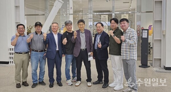'국립현대미술관 청주' 1층 개방수장고에서  지인협 회원사 대표들이 국내 유명작가들의 조각전을 감상한 후 함께 하고 있다. (사진=지인협)