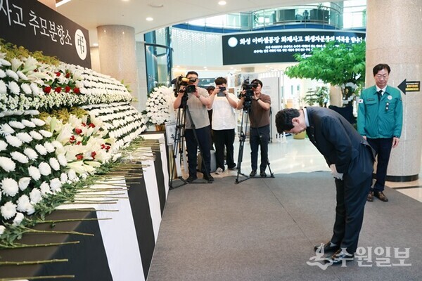 29일 이상일 용인시장이 화성시청에 마련된 분향소에서 헌화하고 있다. (사진=용인시)