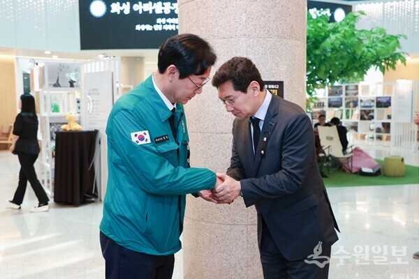 화성시청에 마련된 분향소를 방문한 이상일 용인시장(오른쪽)이 정명근 화성시장과 대화하고 있다. (사진=용인시)