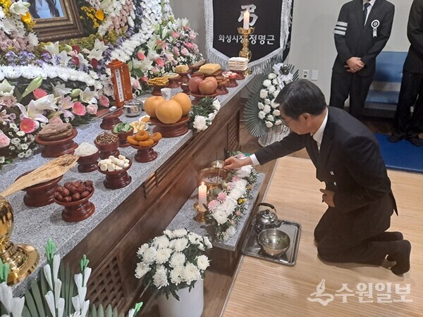 김동연 경기도지사가 29일 오후 화성 공장화재 사고 희생자 빈소를 찾아 조문, 분향하고 있다. (사진=경기도)