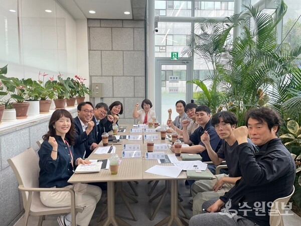 수원시 복지 정책·휴먼콜센터 담당자, 주관사인 ㈜라이프로 관계자가 ‘초거대 AI 모델을 활용한 복지 민원 서비스 개선 사업’ 관련 첫 회의를 갖고 있다. (사진=수원시)