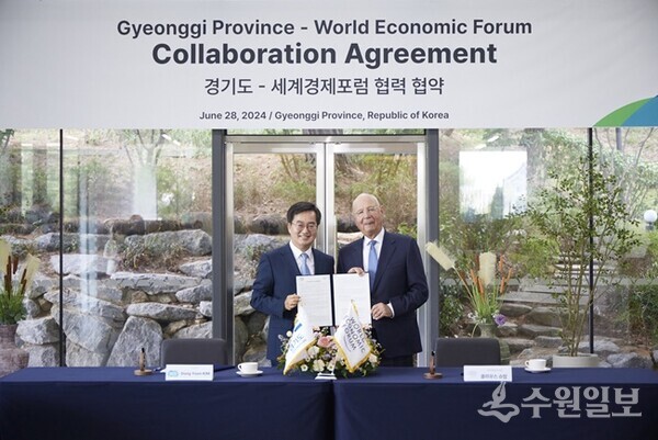 김동연 경기도지사와 클라우스 슈밥 세계경제포럼 회장이 ‘4차산업혁명센터 설립에 관한 협력협약을 체결한 뒤 기념촬영을 하고 있다. (사진=경기도) 