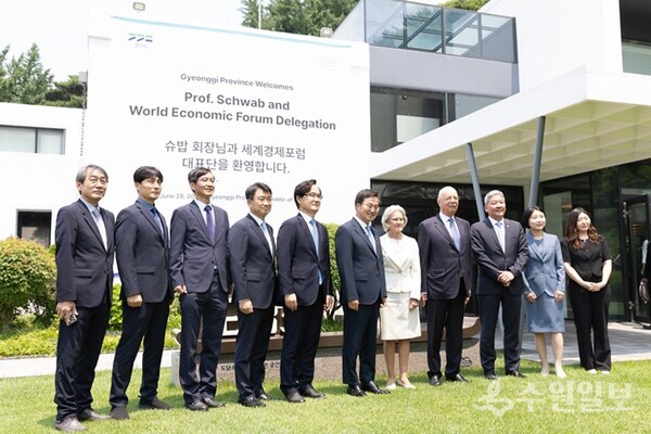 김동연 경기도지사(가운데)가 지난달 28일 도담소(옛 도지사공관)에서 클라우스 슈밥 세계경제포럼 회장(오른쪽 네번째), 관계자들과 기념촬영을 하고 있다. (사진=경기도) 