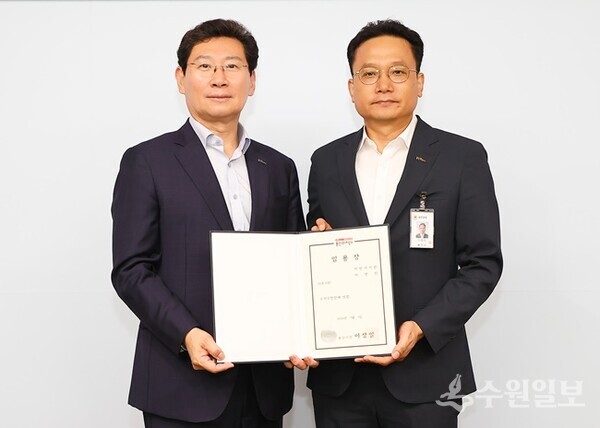 이상일 용인시장(왼쪽)이 1일 이영민 제22대 수지구청장에게 임용장을 수여한 뒤 기념촬영을 하고 있다. (사진=용인시)