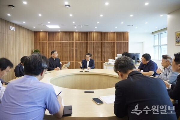 김동연 경기도지사가 1일 오전 도지사 집무실에서 이주노동자 관련 전문가와 ‘이주노동자 지원정책’ 마련을 위한 긴급회의를 갖고 있다. (사진=경기도) 