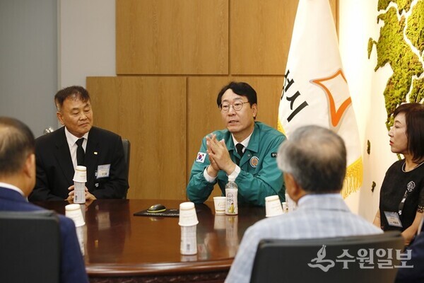 정명근 화성시장(정면 오른쪽)이 1일 안상교 회장(정면 왼쪽)을 비롯한 화성상공회의소 상임의원단과 간담회를 갖고 있다. (사진=화성시)