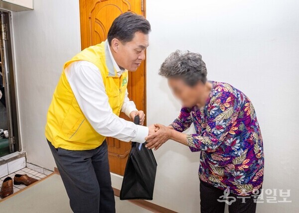 이재준 수원시장이 수원새빛돌봄 대상자에게 식사를 배달하고 있다. (사진=수원시)