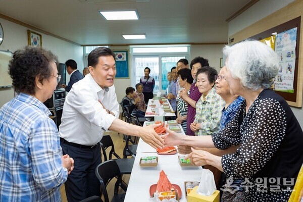 이재준 수원시장이 노송경로당을 방문해 어르신들과 인사를 나누고 있다. (사진=수원시)