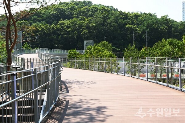숙지산과 대유평공원을 이어주는 보행육교.(사진=수원시)