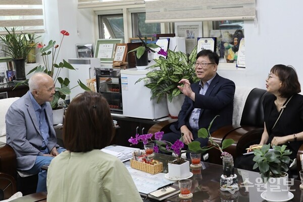 이상균 팔달구청장(오른쪽 두번째)이 대한노인회 팔달구 지회를 방문, 어르신들의 혜안과 현장의 목소리를 들으면서 소통행정을 할 것을 약속하고 있다. (사진=팔달구)