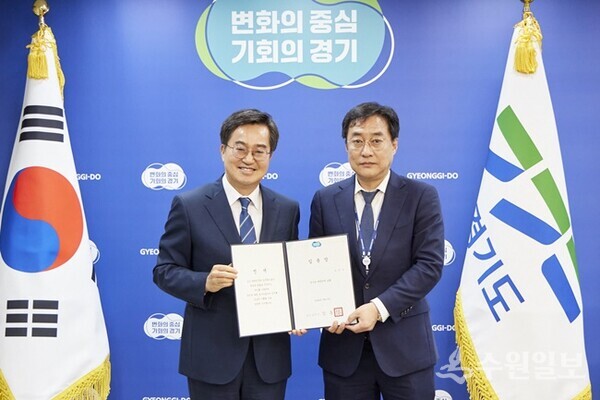 김동연 경기도지사(왼쪽)가 강민석 대변인에게 임명장을 수여한 뒤 기념촬영을 하고 있다. (사진=경기도)